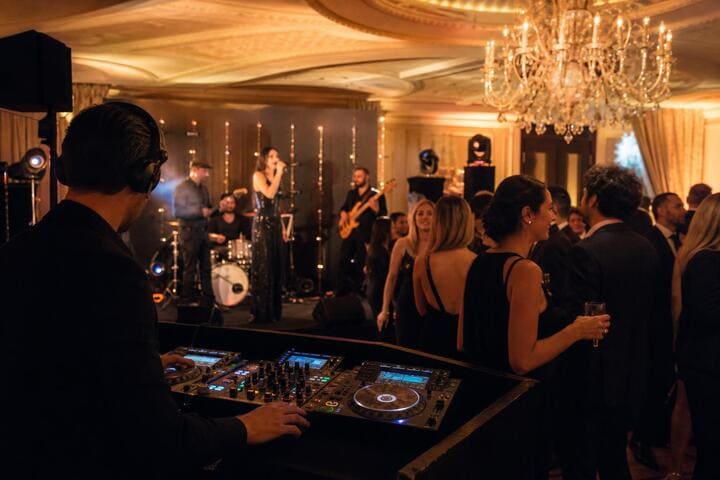 Come scegliere DJ, vocalist o band per il Capodanno a Bologna
